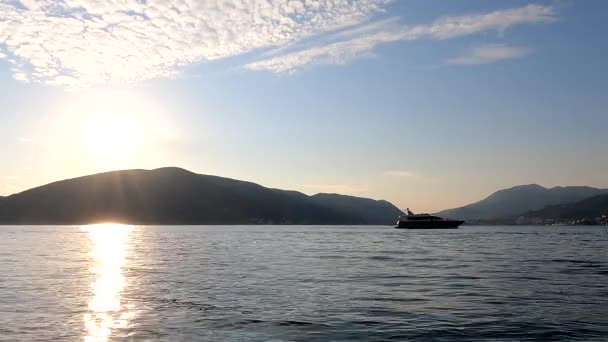 코토르만의 석양의 파노라마 즐거움을 모터보트가물 달리고 햇빛의 부드러운 이물에 반사된다 — 비디오