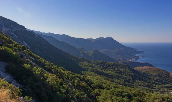 Budva ve Sveti Stefan civarındaki dağ yamaçlarının manzaralı panoramik manzarası, gözlem güvertesinden manzara