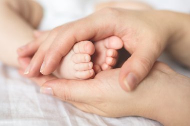Bir anne elinde bebek ayaklar