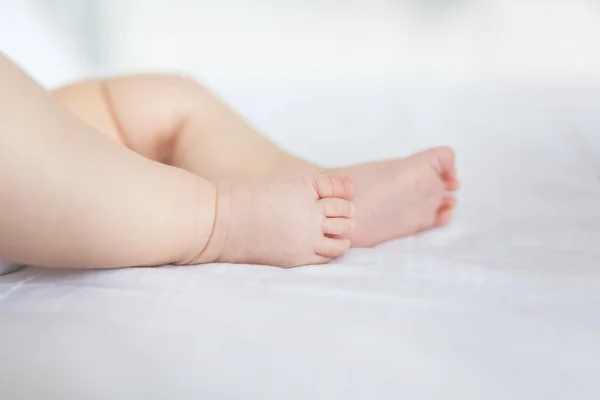 在柔软的地毯上的婴儿的双腿 — 图库照片