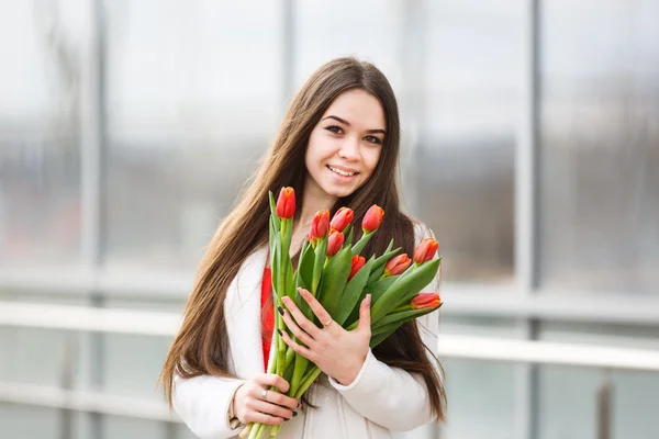 Donna con bouquet di tulipani — Foto Stock