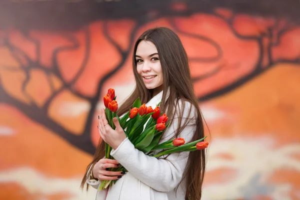 Femme avec bouquet de tulipes — Photo