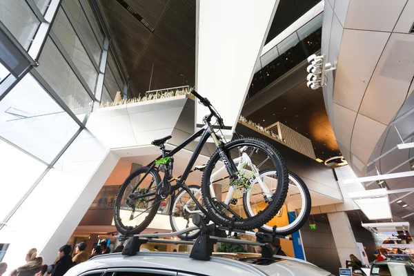 Велосипеды на крыше автомобиля — стоковое фото