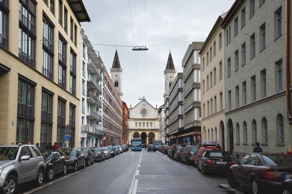 Die Universitätskirche auf der Straße — Stockfoto