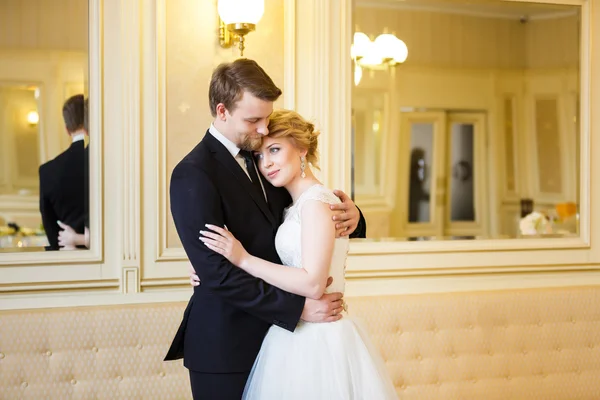 Wedding couple indoor — Stock Photo, Image