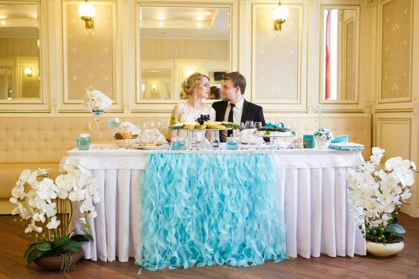 Pareja de boda en la mesa —  Fotos de Stock