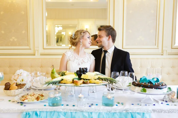 Hochzeitspaar am Tisch — Stockfoto