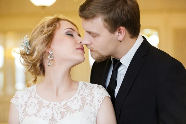 Casamento casal interior — Fotografia de Stock