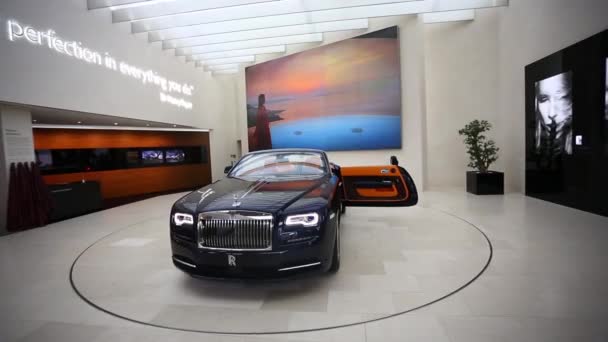 Чорний Rolls Royce на на виставку — стокове відео