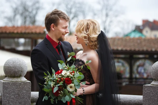 Abraçando o casal nupcial — Fotografia de Stock