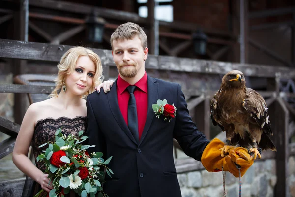 Весільна пара з орлом — стокове фото