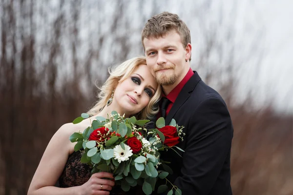 Casal de noivas ao ar livre — Fotografia de Stock