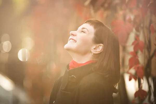 Lycklig kvinna i solljus — Stockfoto