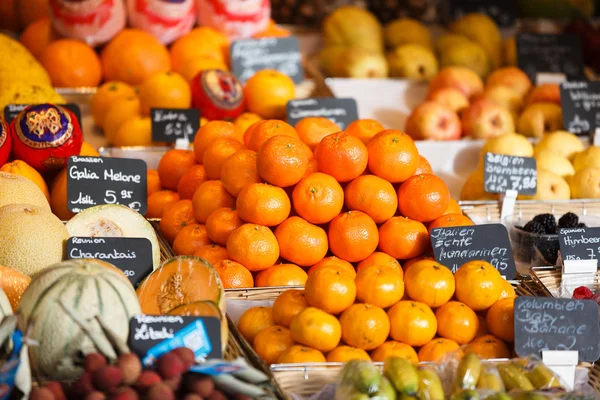 Fresh fruits in the market — Stock Photo, Image