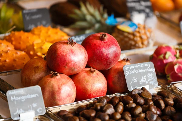 Pomegranate in the market — Stock Photo, Image