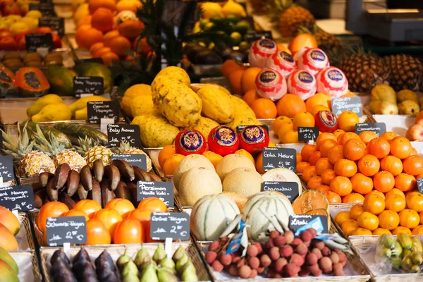 Fresh fruits in the market — Stock Photo, Image