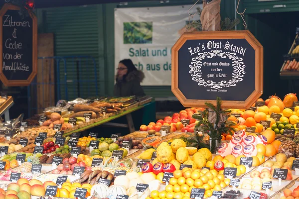 Färska frukter på marknaden — Stockfoto