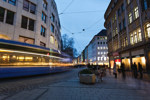 Tram de passage dans une rue — Photo