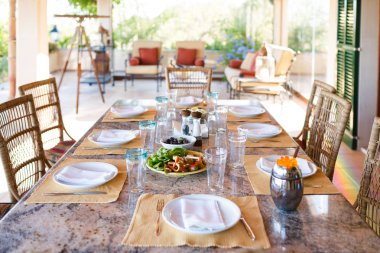 Öğle yemeğinden önce