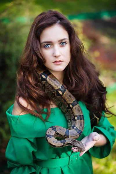 Attracrive girl with snake — Stock Photo, Image