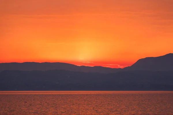 Garda Gölü üzerinden günbatımı — Stok fotoğraf