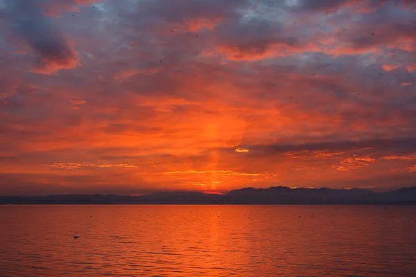 Puesta de sol sobre el lago de Garda —  Fotos de Stock