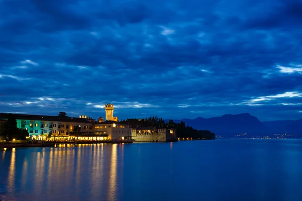 Dominantou města Sirmione — Stock fotografie