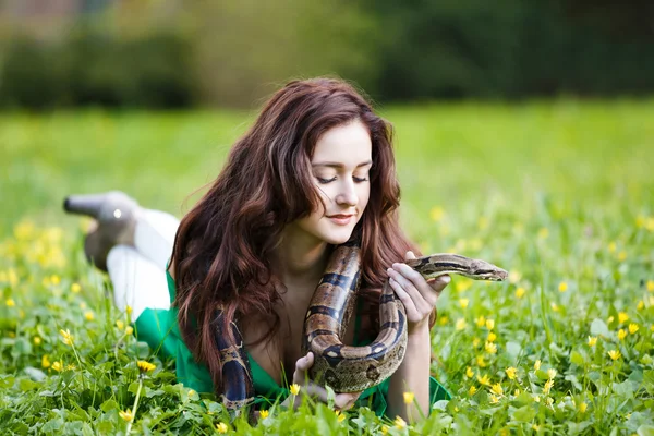 Attracrive flicka med python — Stockfoto