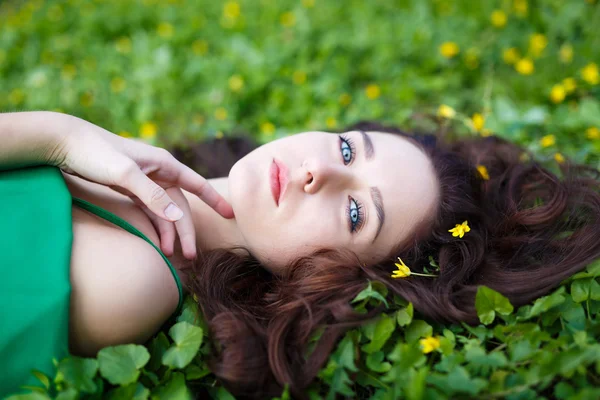 Fille dans l'herbe — Photo