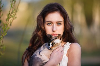 Bir kedinin kızla arkadaşlık