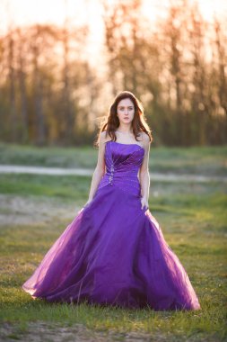 Gün batımında çekici kız