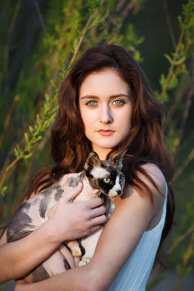 友谊的女孩和一只猫 — 图库照片