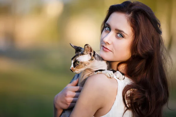 Amitié fille avec un chat — Photo