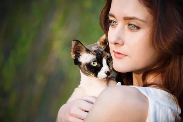 Amistad chica con un gato — Foto de Stock