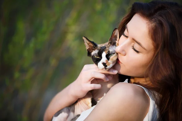 Amitié fille avec un chat — Photo