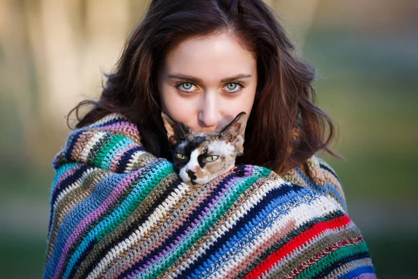 Amitié fille avec un chat — Photo