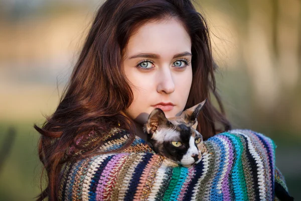 Amitié fille avec un chat — Photo