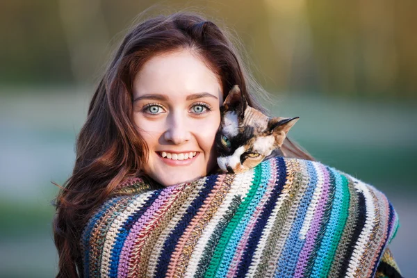 Lycklig flicka med en katt — Stockfoto