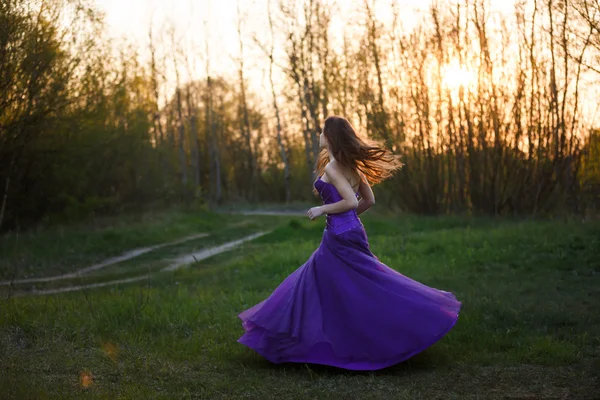 Vakker jente ved solnedgang – stockfoto