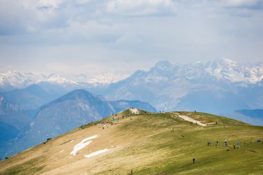 tepe üzerinde turist