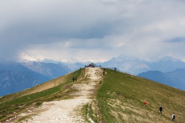tepe üzerinde turist