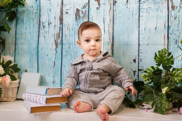 Der Junge mit den Büchern — Stockfoto