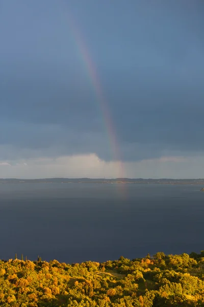 虹はガルダ湖の湾 — ストック写真