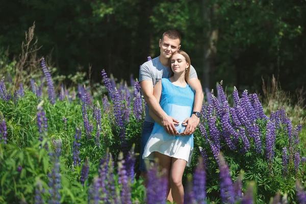Abbracciare giovane coppia incinta — Foto Stock