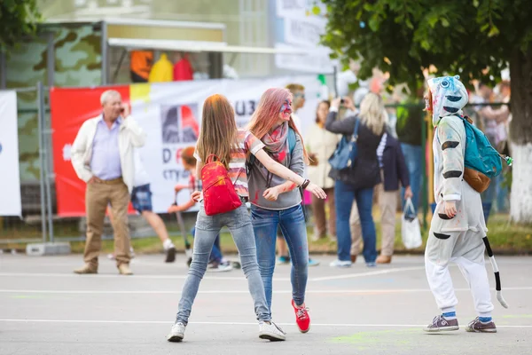 Young people at the festival of paints — Stock Photo, Image