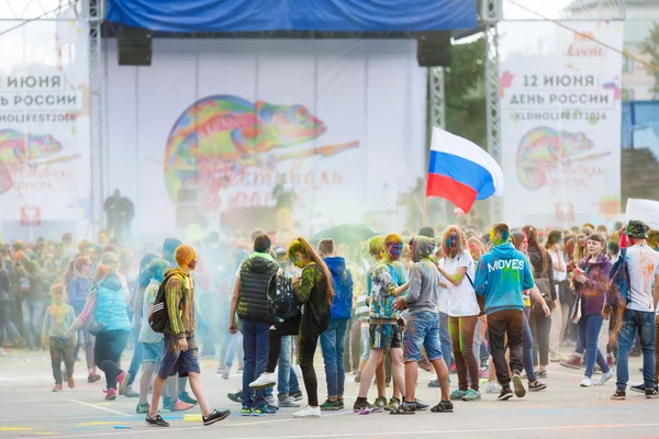 Jóvenes en el festival de pinturas —  Fotos de Stock