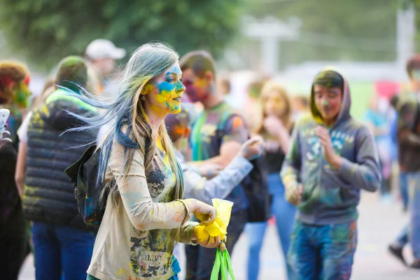 Jóvenes en el festival de pinturas — Foto de Stock