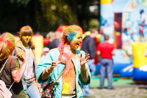 Jóvenes en el festival de pinturas — Foto de Stock