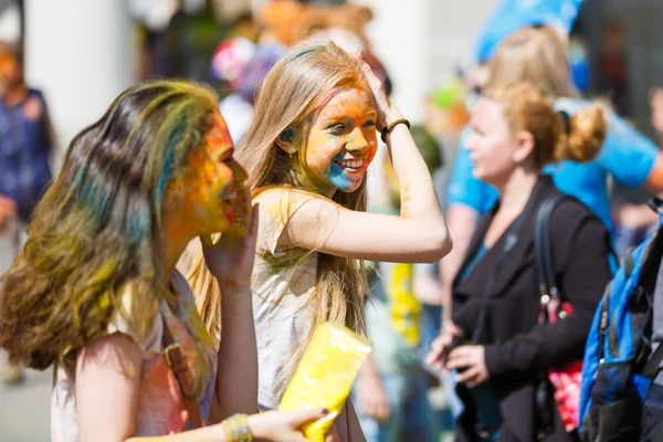 Jóvenes en el festival de pinturas — Foto de Stock