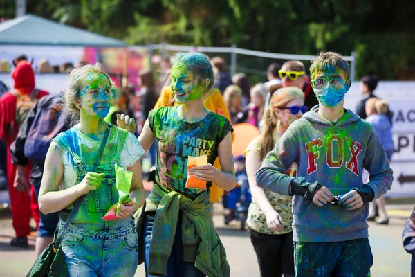 Jóvenes en el festival de pinturas — Foto de Stock